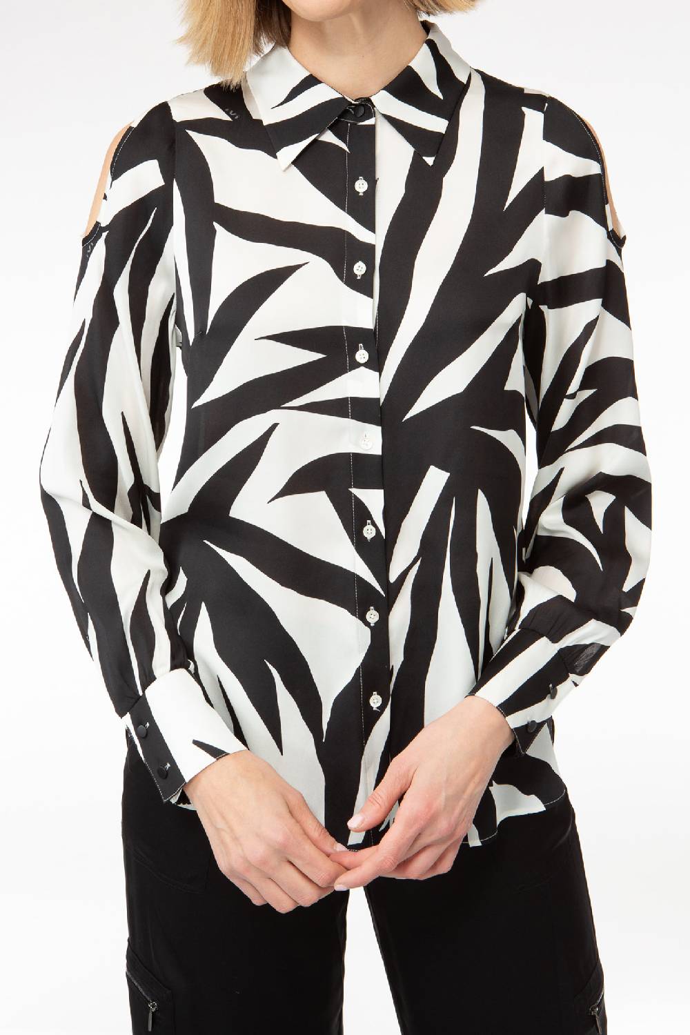 IVI GmbH PALM LEAF BLACK Hemdbluse aus Seide mit Cutout Detail Riesige Ersparnisse