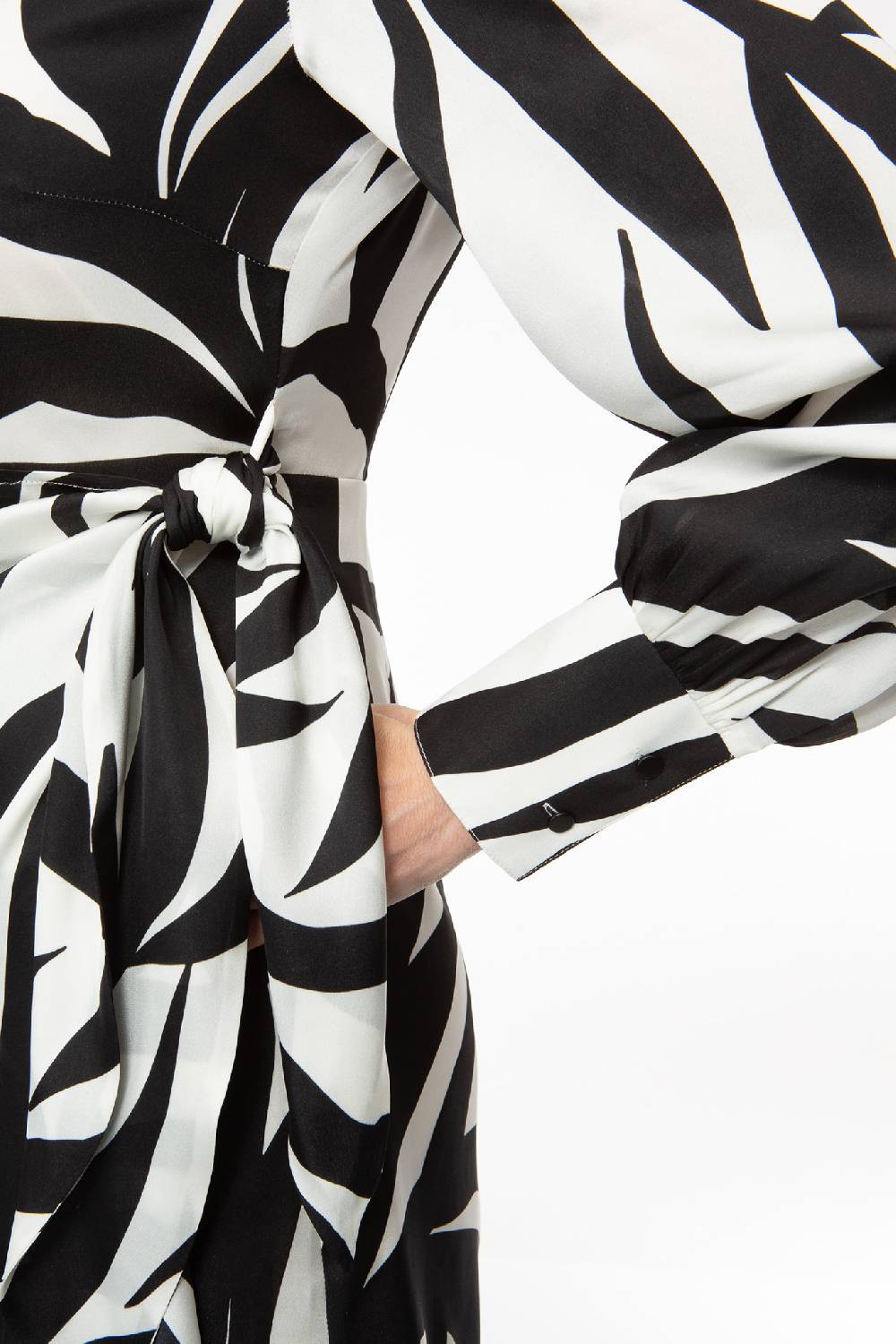 IVI GmbH PALM LEAF BLACK Kurzes Wickelkleid aus Seide VIP-Rabatte