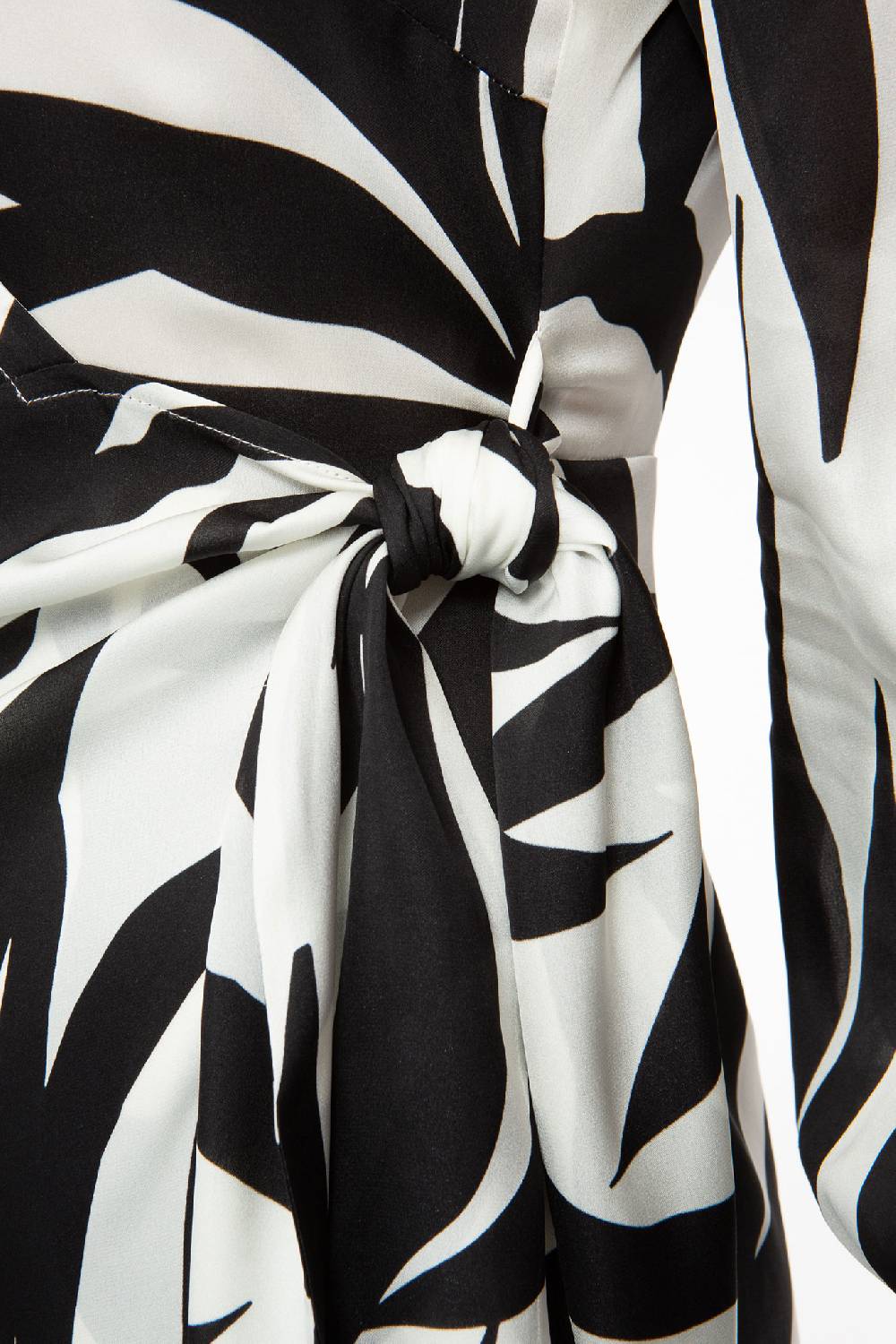IVI GmbH PALM LEAF BLACK Kurzes Wickelkleid aus Seide VIP-Rabatte