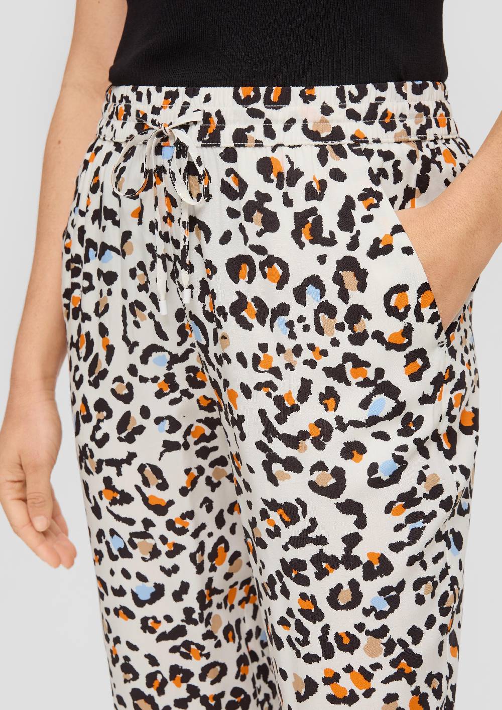 s.Oliver Hose aus reiner Viskose mit Artwork-Print Bis zu 55% Rabatt