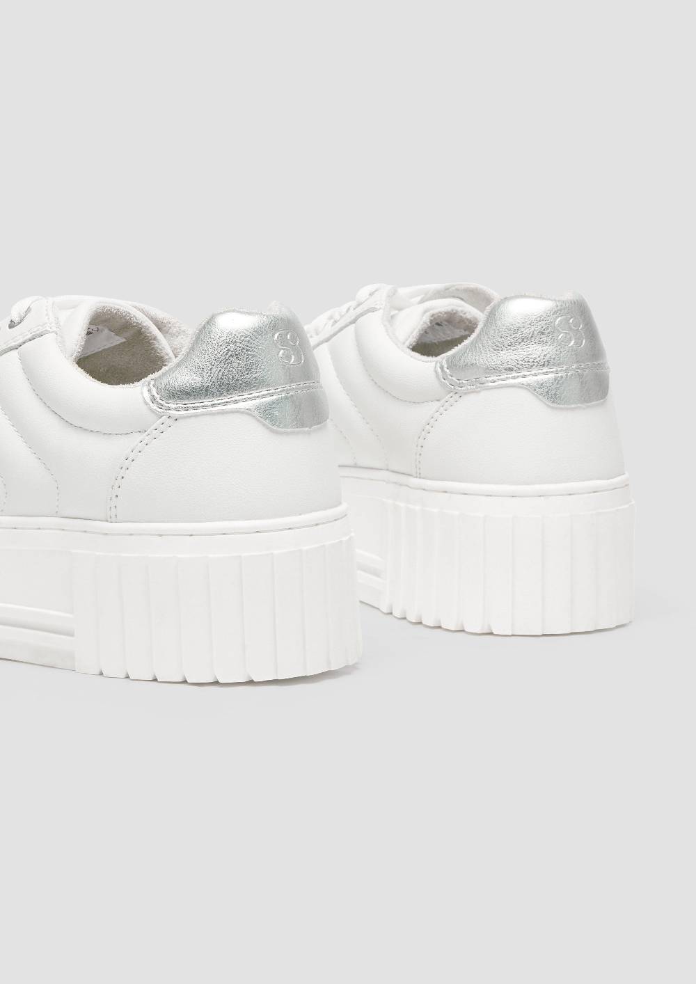 s.Oliver Plateausneaker mit Kontrastsohle Begrenzt auf 3 Tage
