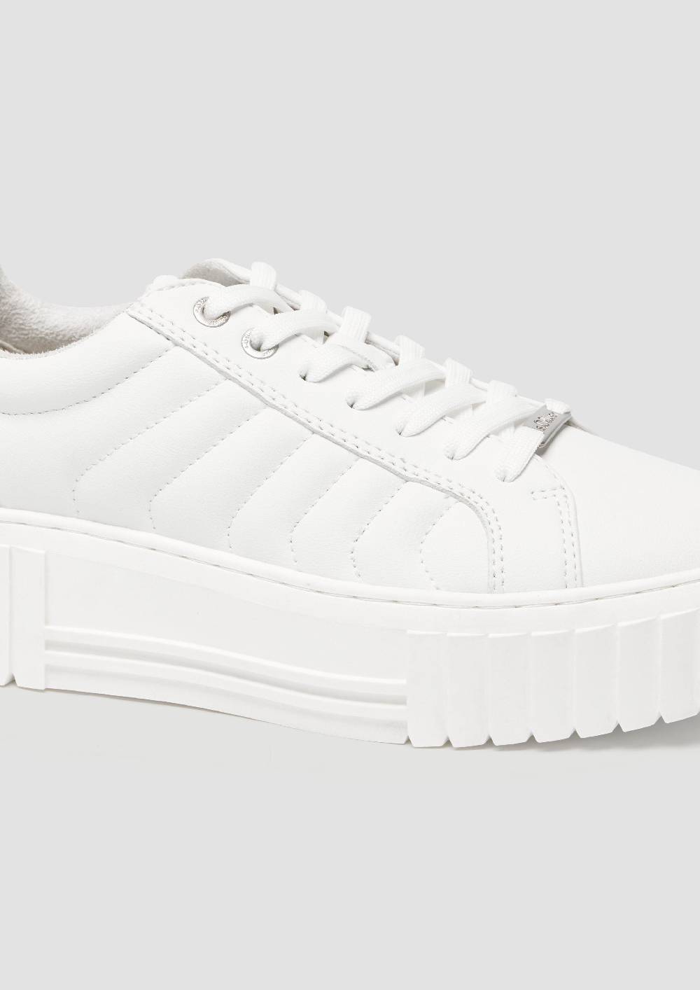 s.Oliver Plateausneaker mit Kontrastsohle Begrenzt auf 3 Tage