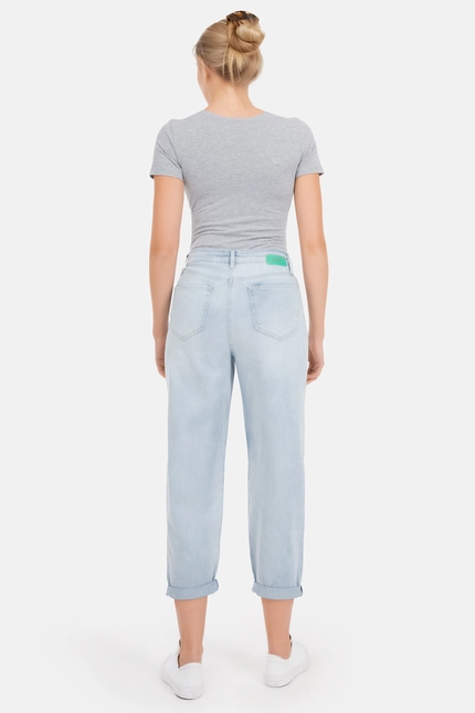 Recover Pants Gianna, Relaxed-Fit Jeans mit raffiniertem Verschluß in bleached Artikelnummer REC-13388-4279-103 VIP-Rabatte
