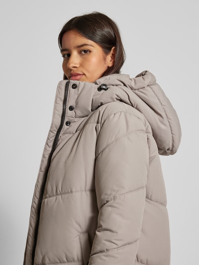 Peek & Cloppenburg khujoSteppmantel mit Eingrifftaschen Modell 'TORINO' in stein Kauf eins, bekomm eins gratis