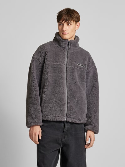 Peek & Cloppenburg REVIEWFleecejacke mit Label-Detail in dunkelgrau Kostenlose Rückgabe