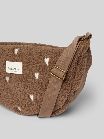 Peek & Cloppenburg STUDIO NOOSUmhängetasche mit Label-Patch in taupe Online Outlet