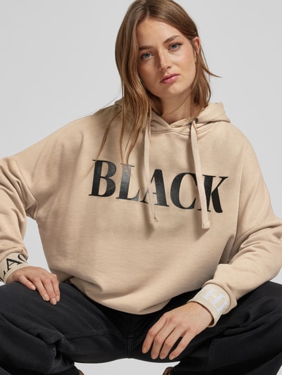 Peek & Cloppenburg miss goodlifeOversized Hoodie mit Label-Print in beige Nur noch ein Tag übrig
