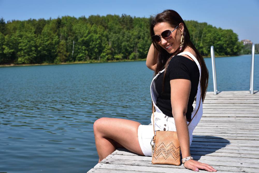 Stylebreaker Mini Umhängetasche mit ZickZack Cutout und Nieten Bis zu 55% Rabatt