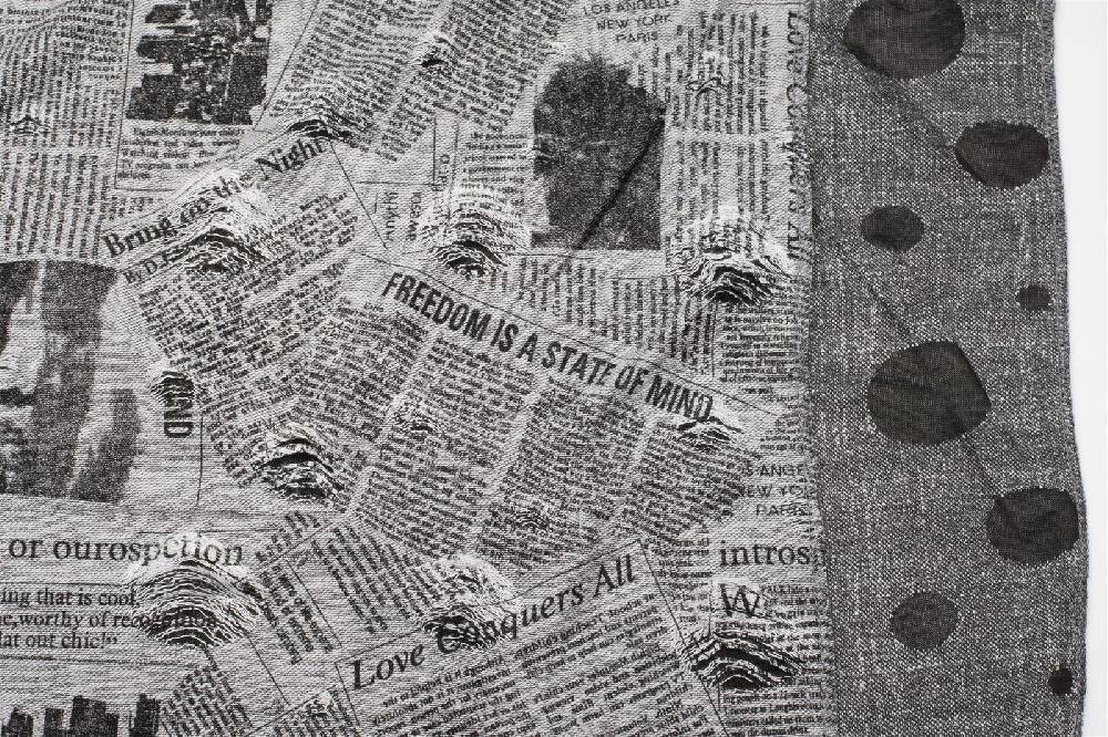 Stylebreaker Loop mit Newspaper Print im Angebot