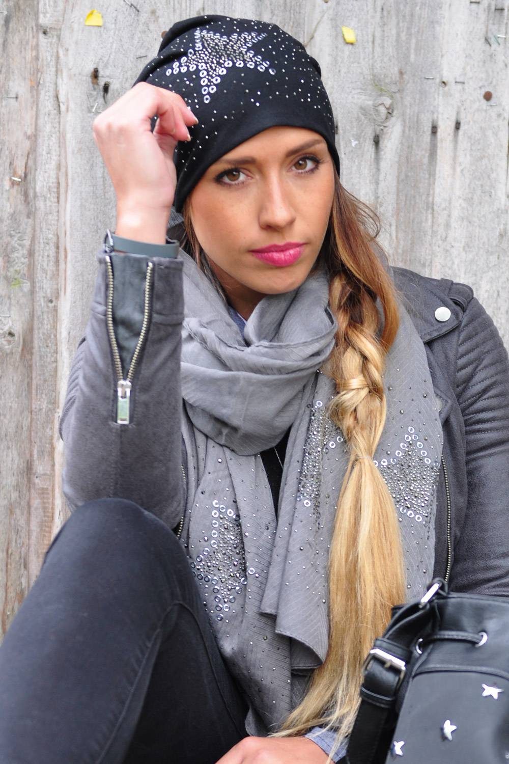 Stylebreaker Beanie mit Stern aus Strass und Lochnieten Blitzangebot