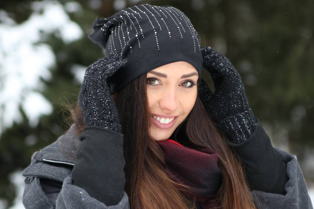 Stylebreaker Beanie mit Strass Streifen im Angebot