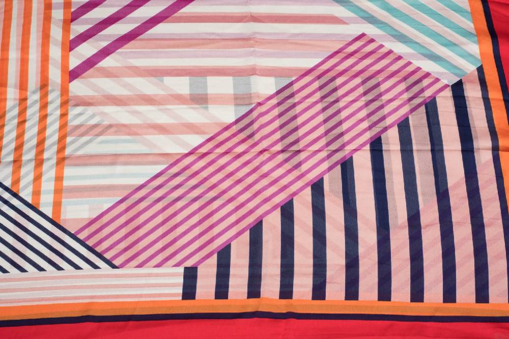 Stylebreaker Seidiger Schal mit gestreiften geometrischen Flächen Im Verkauf