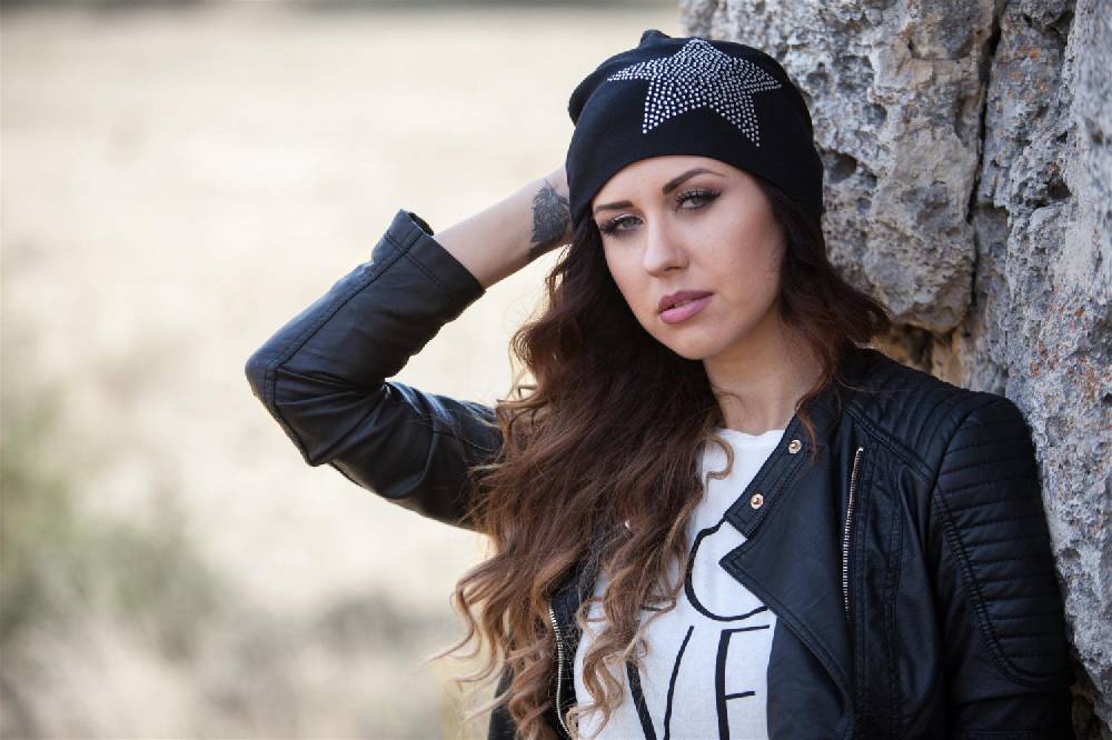 Stylebreaker Warme Beanie Mütze mit Strass Stern Valentinstagsangebot