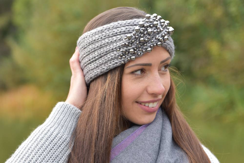 Stylebreaker Strick Stirnband mit Twist Knoten und silbernen Perlen Letzte 3 Tage