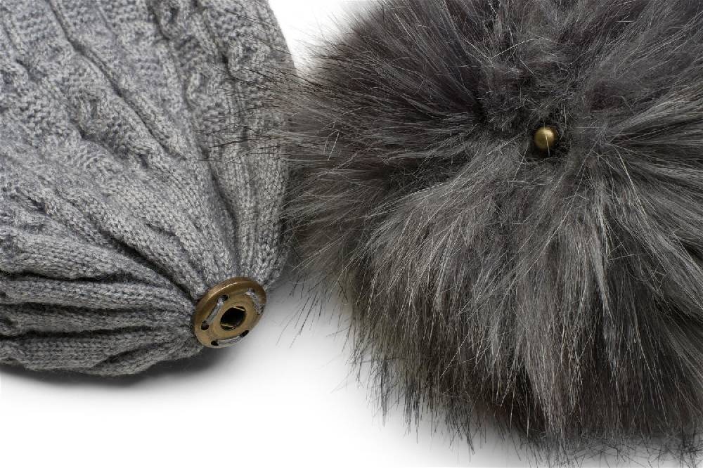 Stylebreaker Feinstrick Bommelmütze mit Strass Exklusivangebot