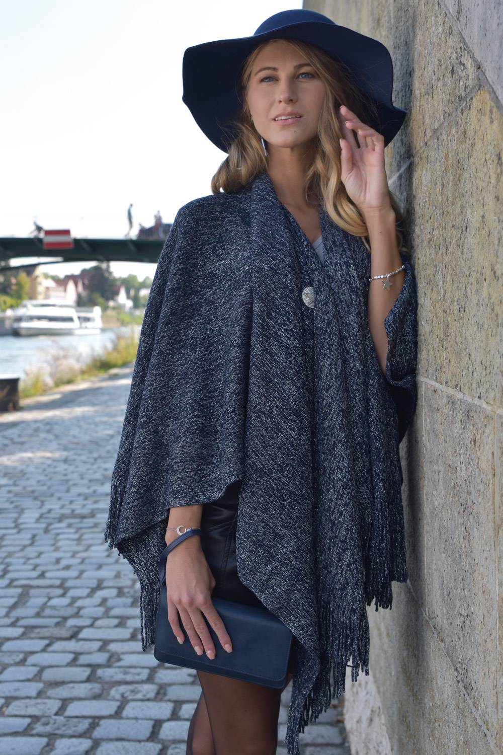 Stylebreaker Strick Cape mit Glitzerfäden Riesige Ersparnisse